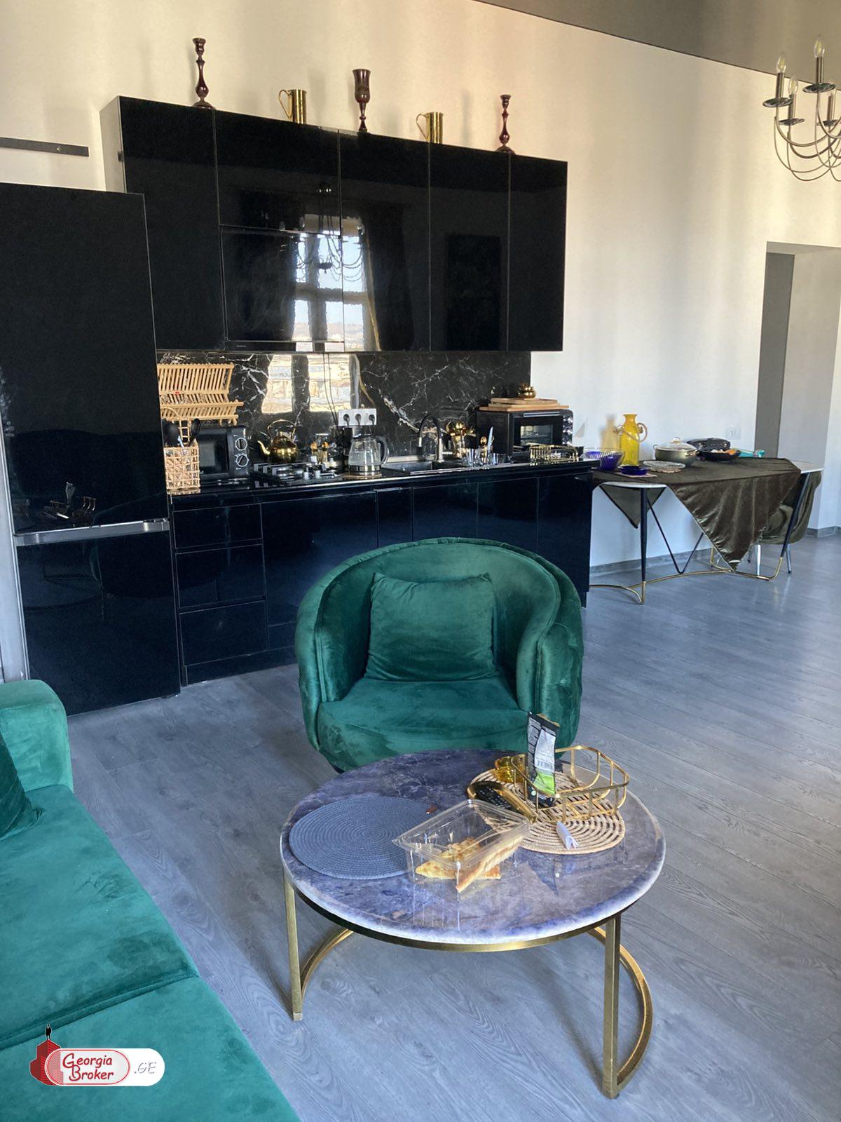 продается квартира с новым ремонтом 4-комнаты