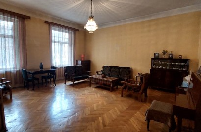 იყიდება ძველი გარემონტებული ბინა