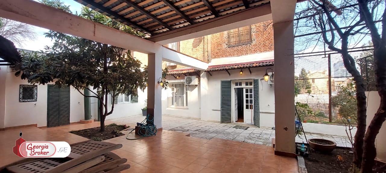 იყიდება ახალი გარემონტებული 7 ოთახიანი ბინა მთაწმინდაზე