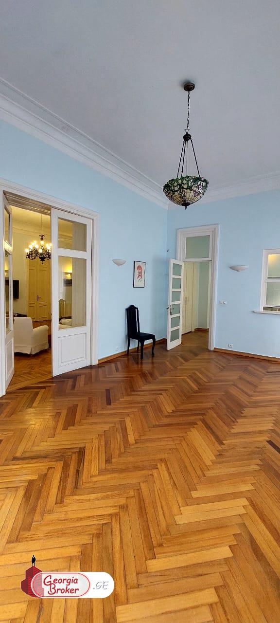 იყიდება ახალი გარემონტებული 7 ოთახიანი ბინა მთაწმინდაზე