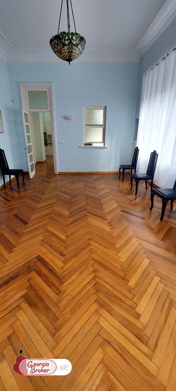 იყიდება ახალი გარემონტებული 7 ოთახიანი ბინა მთაწმინდაზე