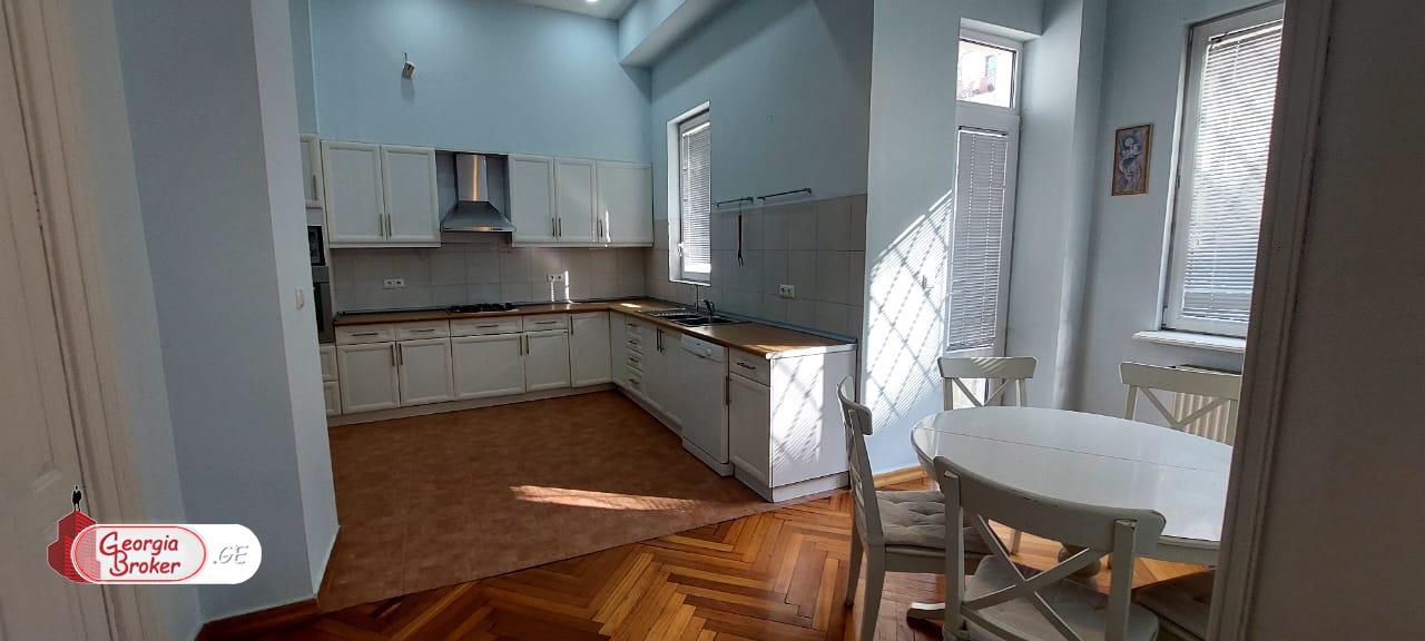 იყიდება ახალი გარემონტებული 7 ოთახიანი ბინა მთაწმინდაზე