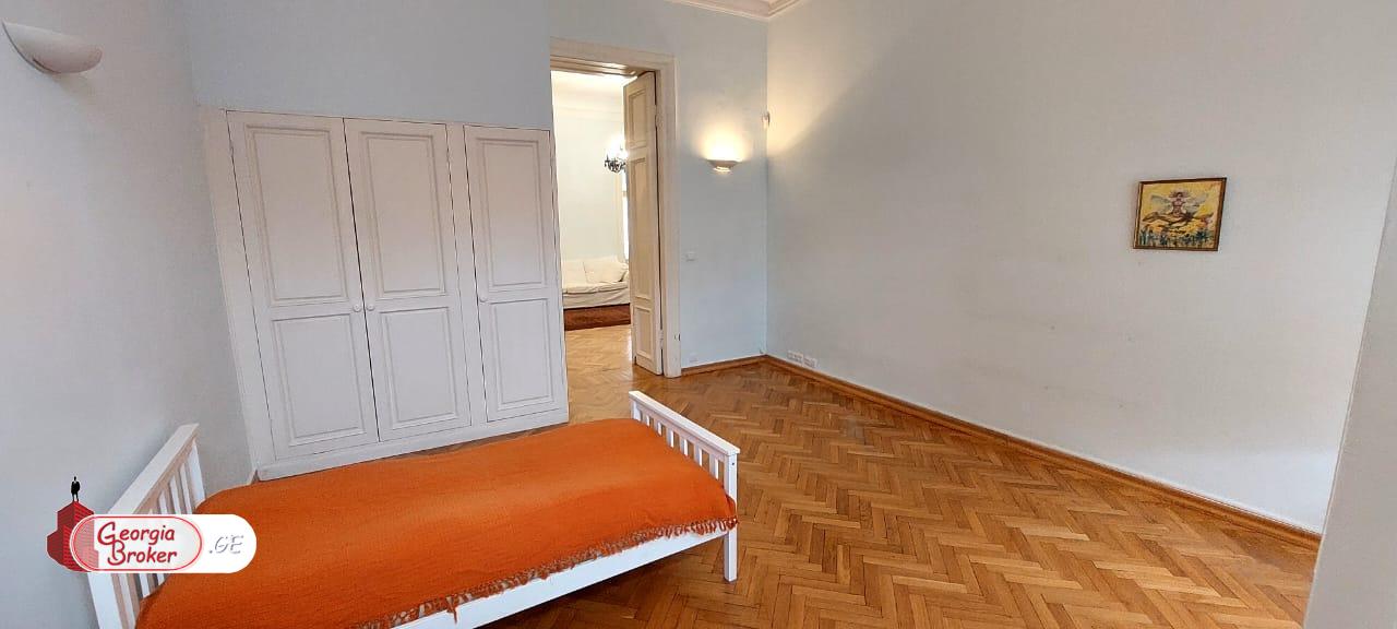 იყიდება ახალი გარემონტებული 7 ოთახიანი ბინა მთაწმინდაზე