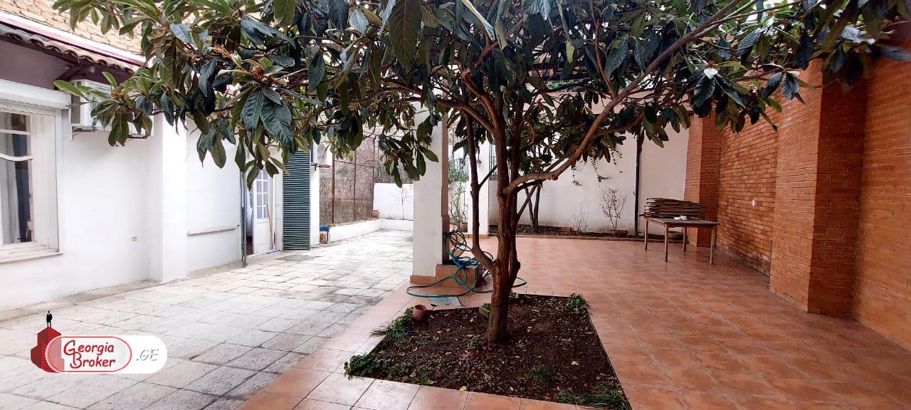 იყიდება ახალი გარემონტებული 7 ოთახიანი ბინა მთაწმინდაზე