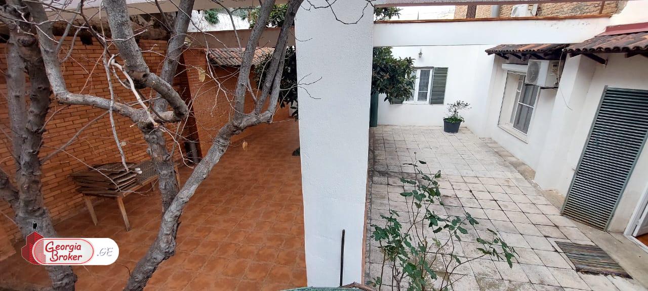 იყიდება ახალი გარემონტებული 7 ოთახიანი ბინა მთაწმინდაზე