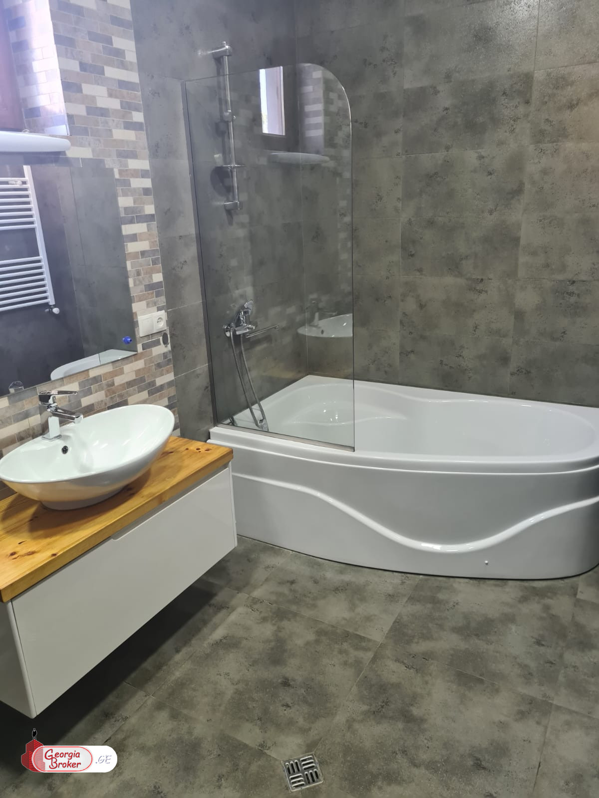 в аренду дом с новым ремонтом 8-комнат