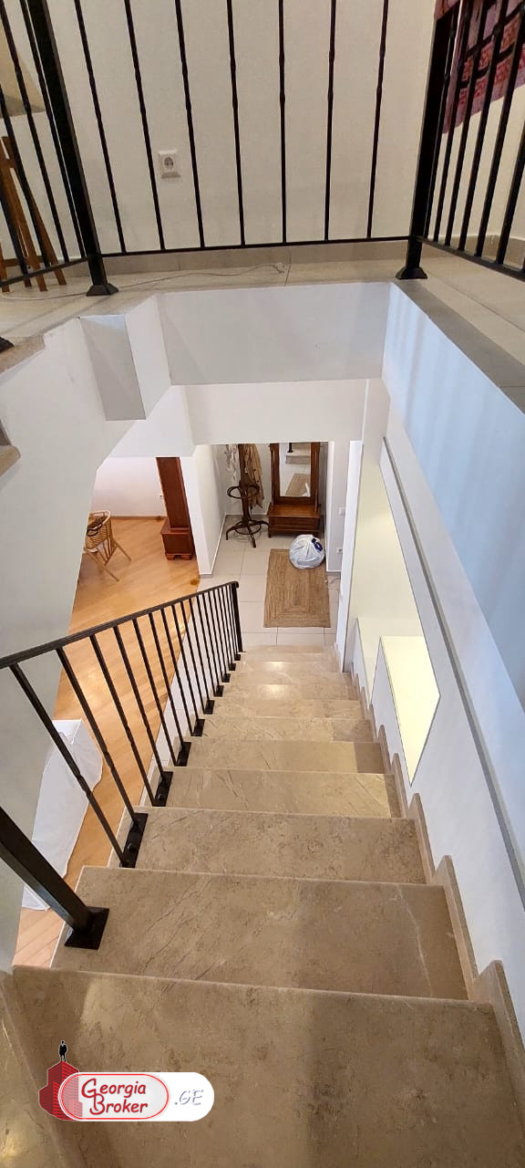 იყიდება ახალი გარემონტებული 5 ოთახიანი ბინა