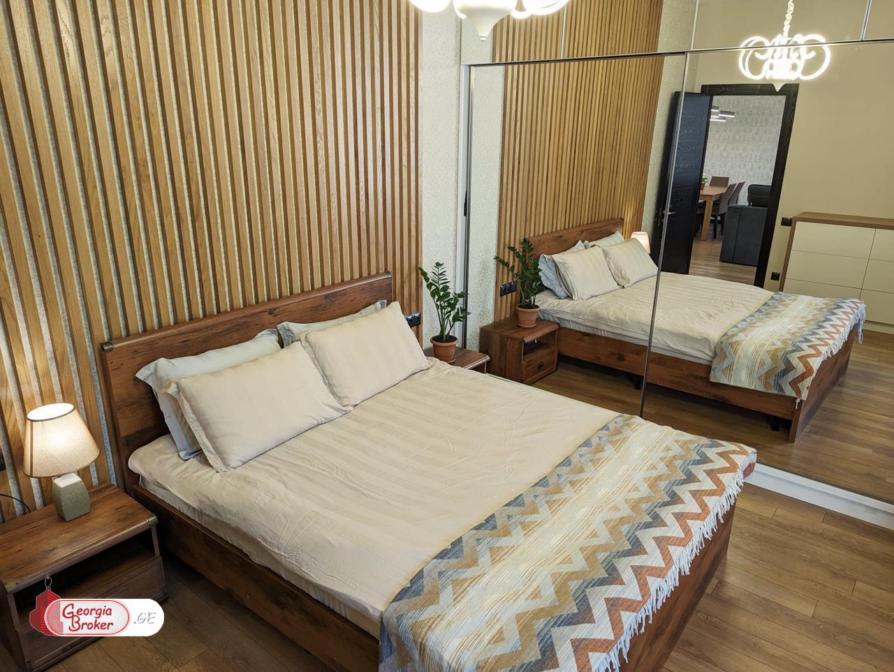 იყიდება ახალი გარემონტებული 4 ოთახიანი ბინა მრგვალ ბაღთან