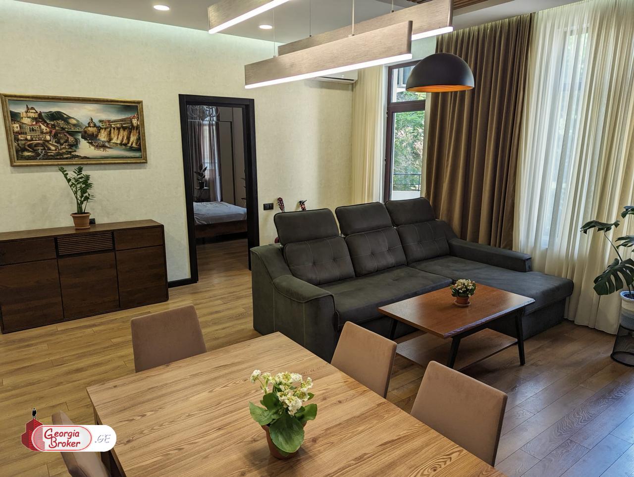 იყიდება ახალი გარემონტებული 4 ოთახიანი ბინა მრგვალ ბაღთან