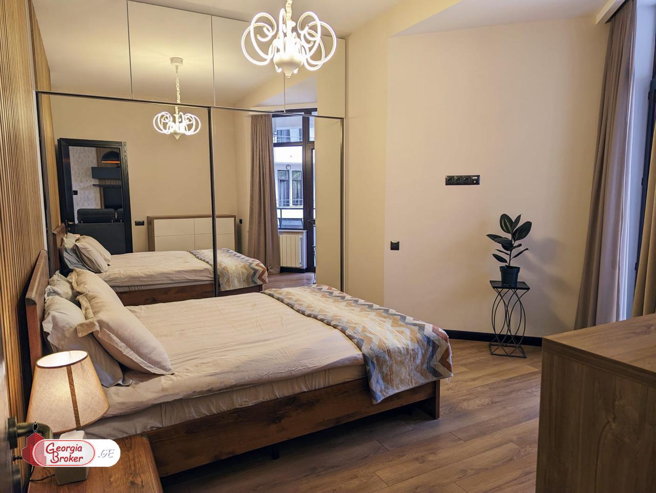 იყიდება ახალი გარემონტებული 4 ოთახიანი ბინა მრგვალ ბაღთან