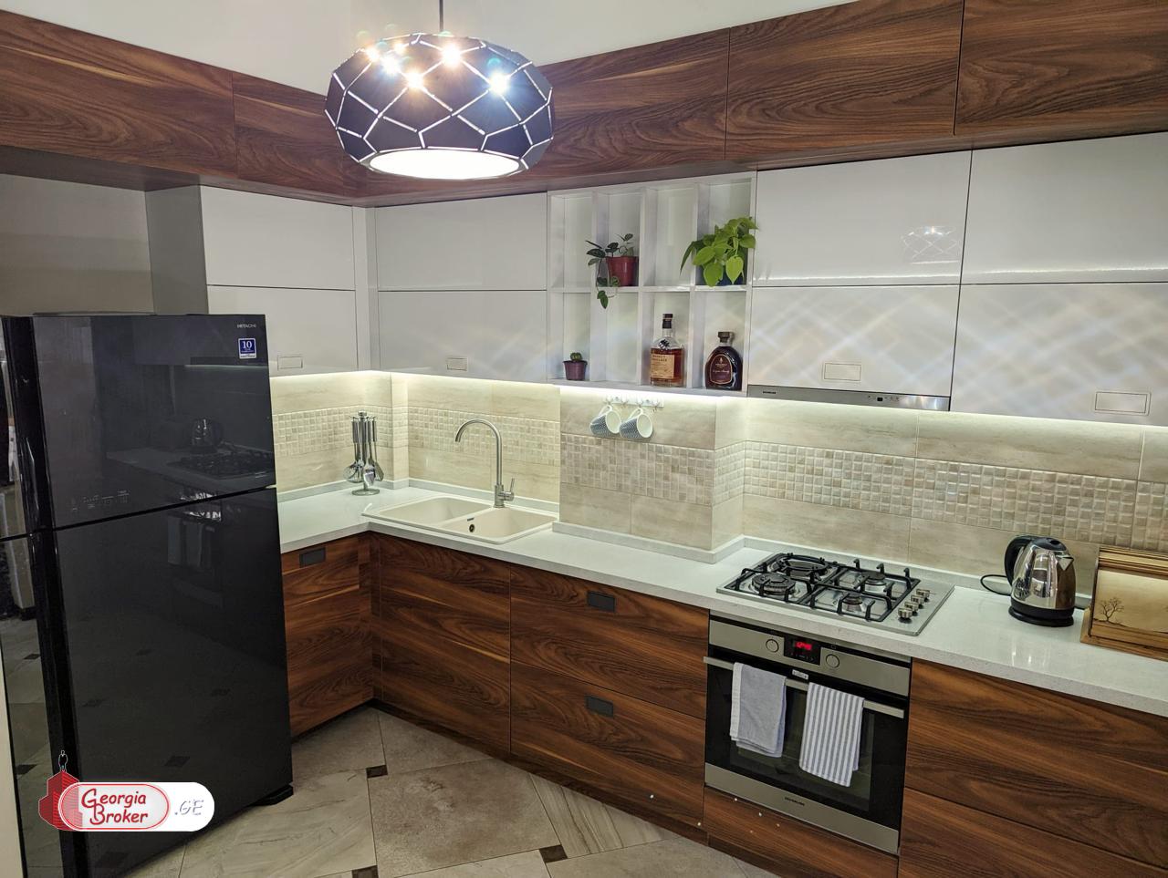 იყიდება ახალი გარემონტებული 4 ოთახიანი ბინა მრგვალ ბაღთან