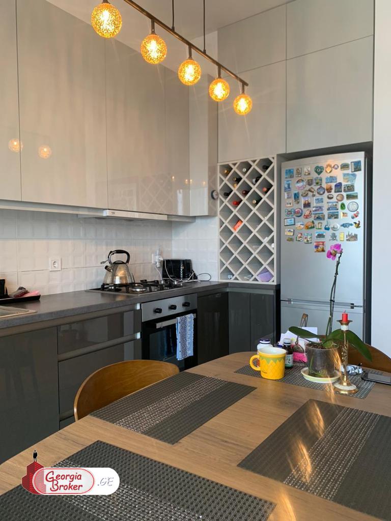 იყიდება ახალი გარემონტებული 4 ოთახიანი ბინა  ვაკის პარკთან