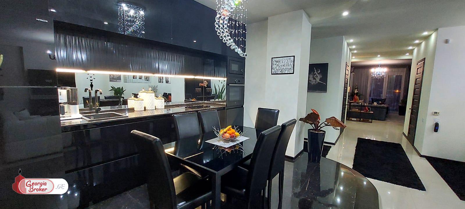 იყიდება ახალი გარემონტებული 4 ოთახიანი ბინა ვაკეში