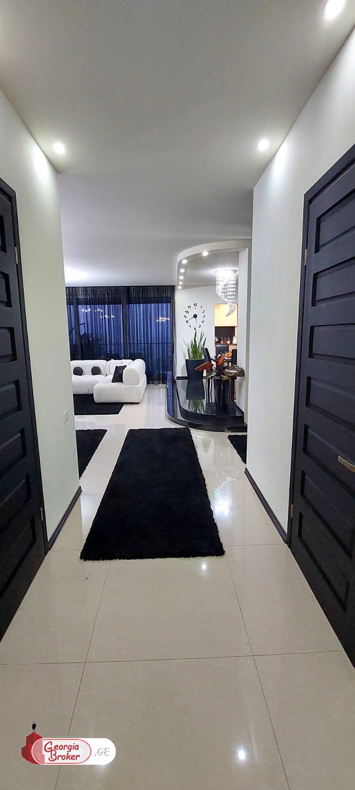 იყიდება ახალი გარემონტებული 4 ოთახიანი ბინა ვაკეში