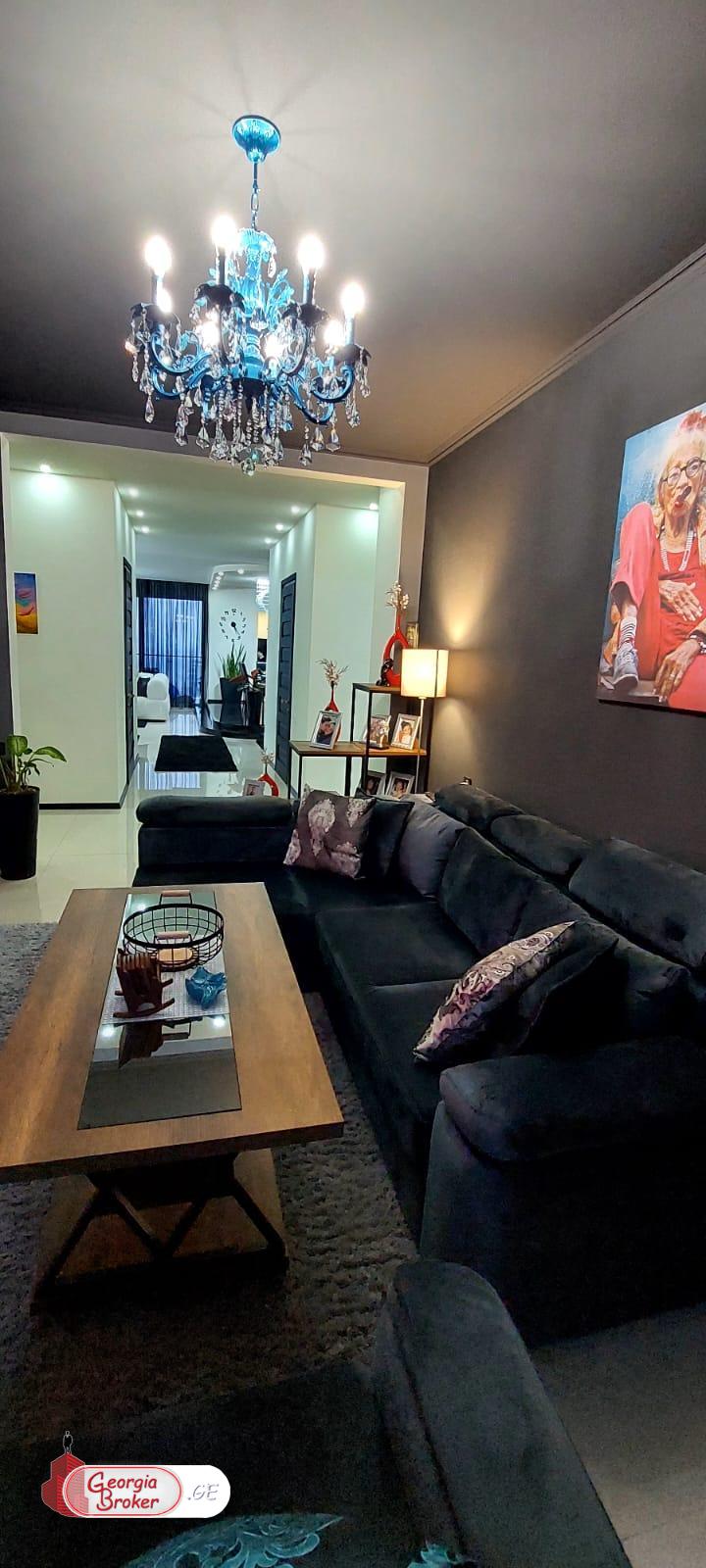 იყიდება ახალი გარემონტებული 4 ოთახიანი ბინა ვაკეში