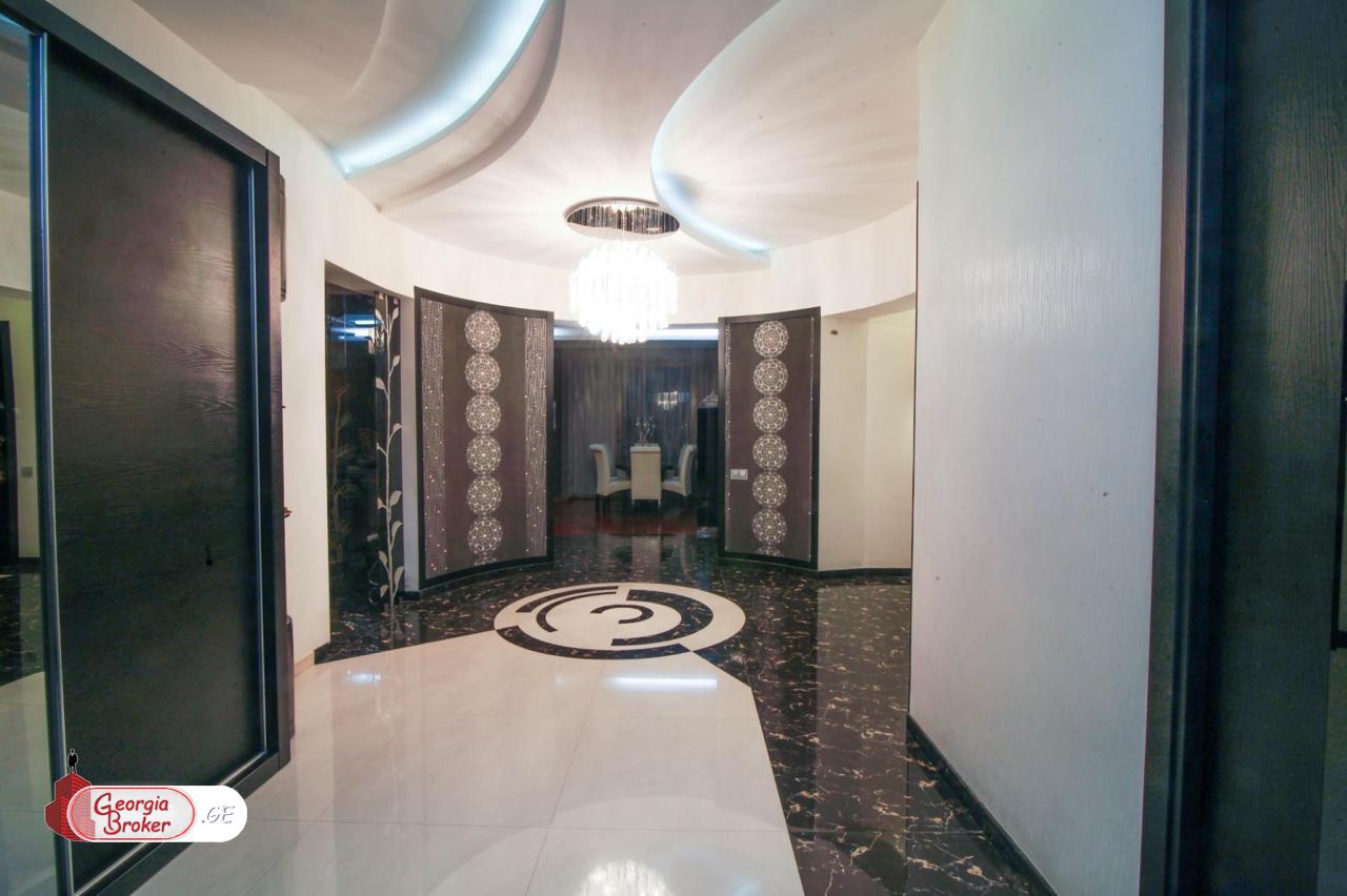 ქირავდება ახალი გარემონტებული 6 ოთახიანი ბინა ვერის ბაღთან