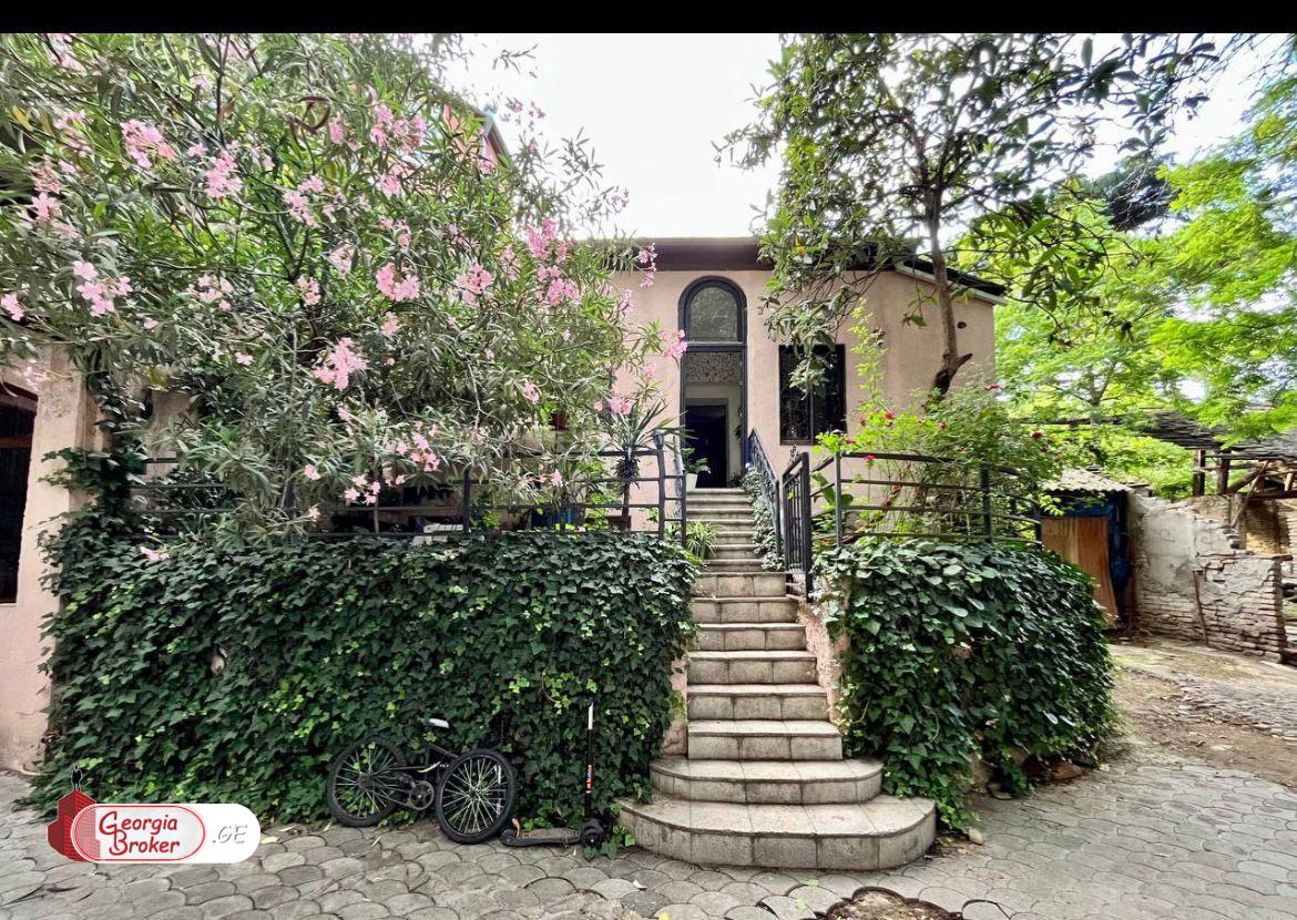 продается торговое помещение с новым ремонтом 4-комнаты