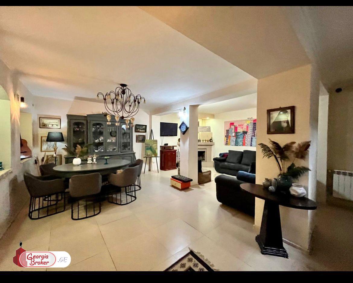 продается торговое помещение с новым ремонтом 4-комнаты