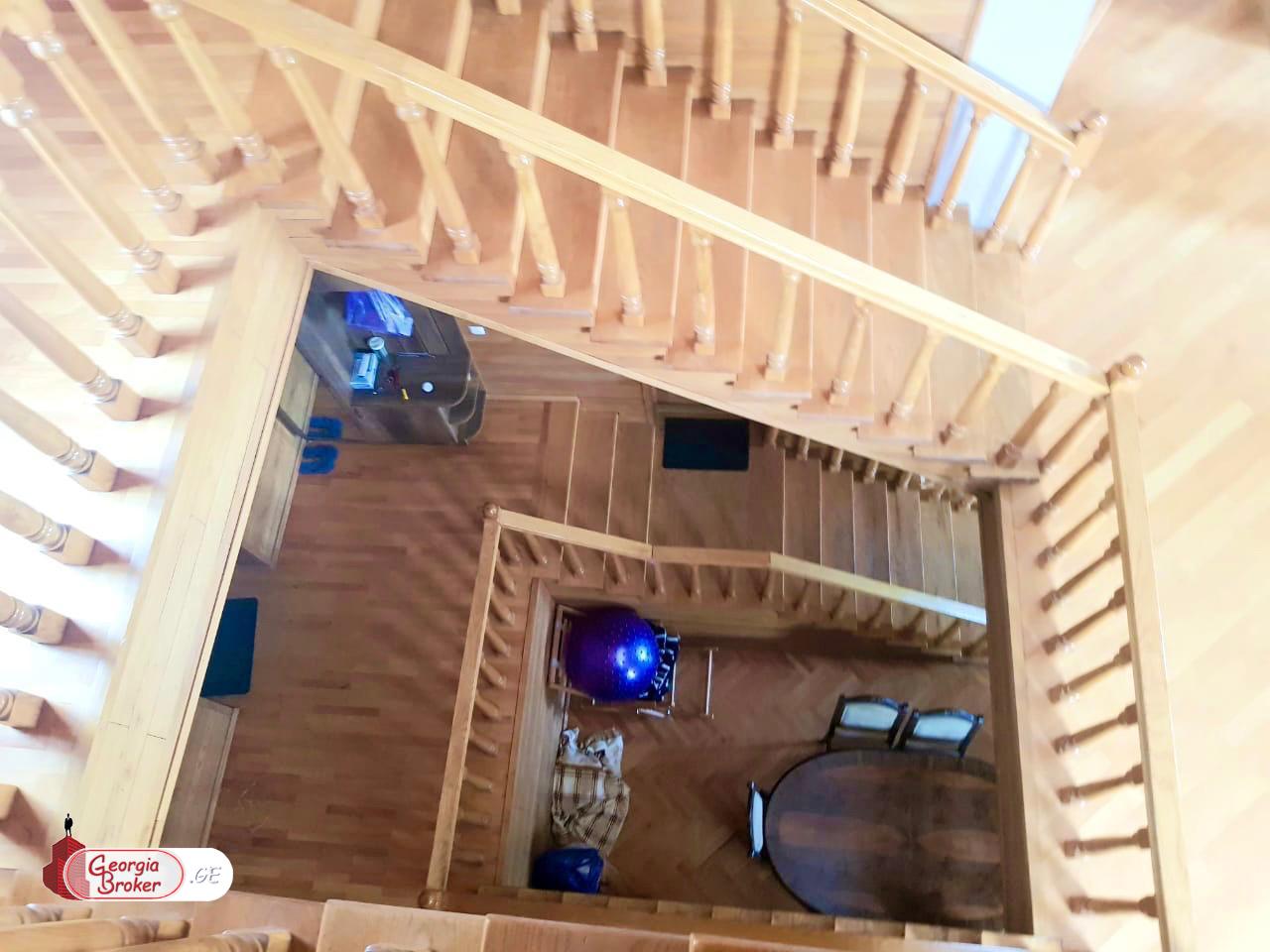 ქირავდება ახალი გარემონტებული 10 ოთახიანი  აგარაკი საგურამოში