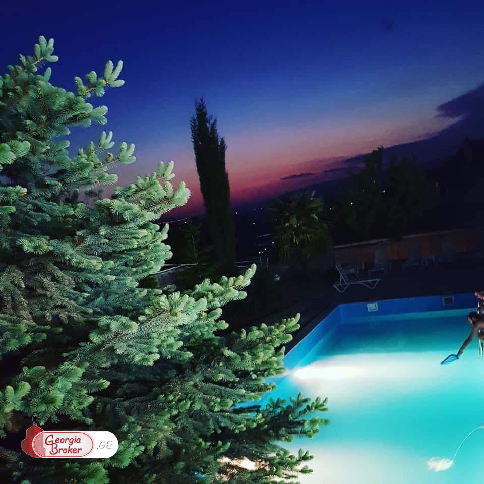 ქირავდება ახალი გარემონტებული 10 ოთახიანი  აგარაკი საგურამოში