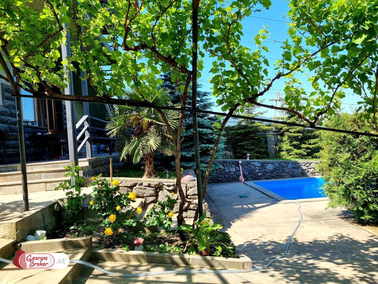 nearly repaired 10-room house for rent