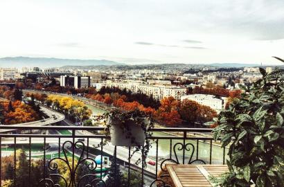 ქირავდება ახალი გარემონტებული 6 ოთახიანი ბინა ვერის ბაღთან