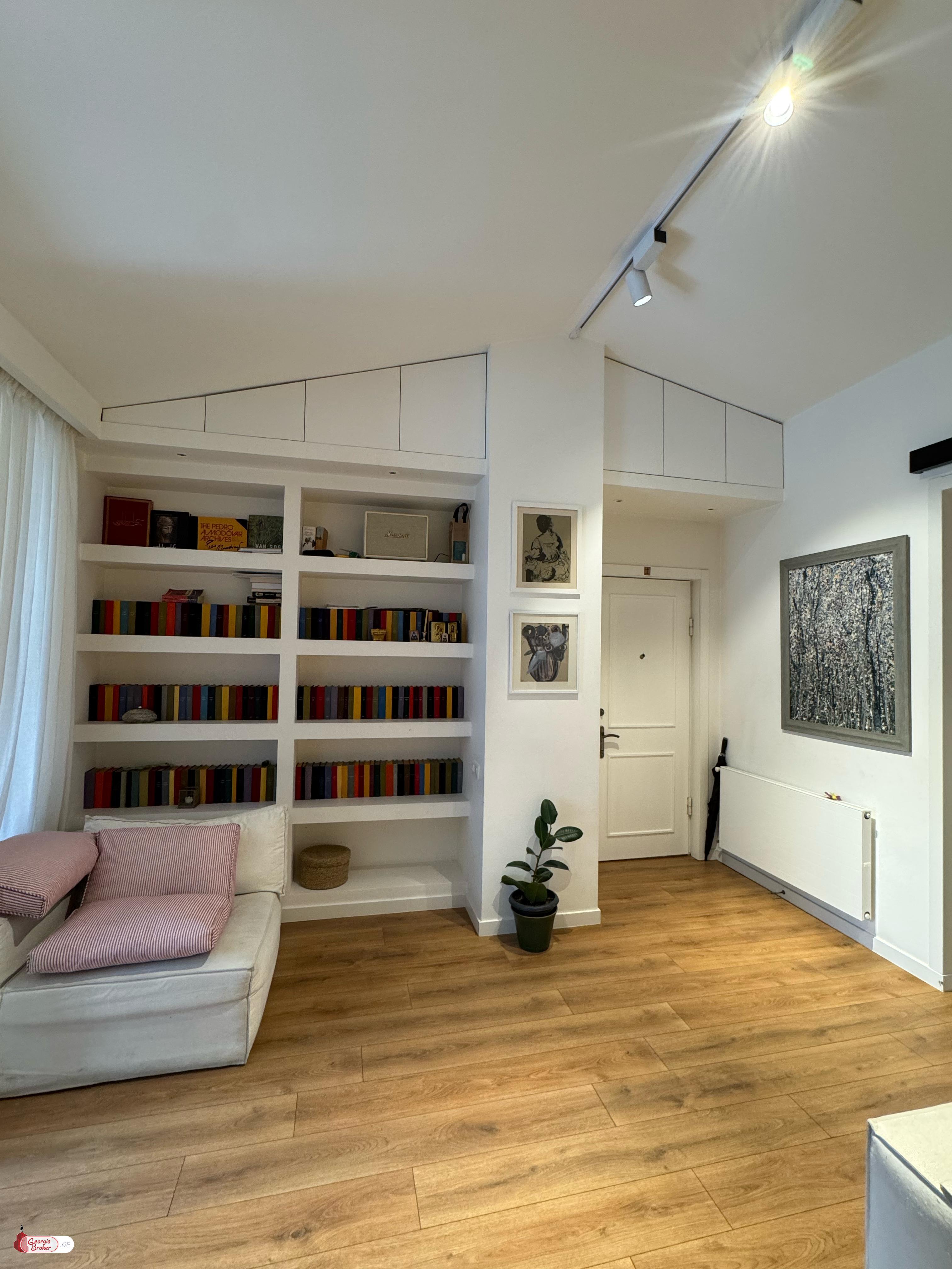 იყიდება ახალი გარემონტებული 4 ოთახიანი ბინა სოლოლაკში