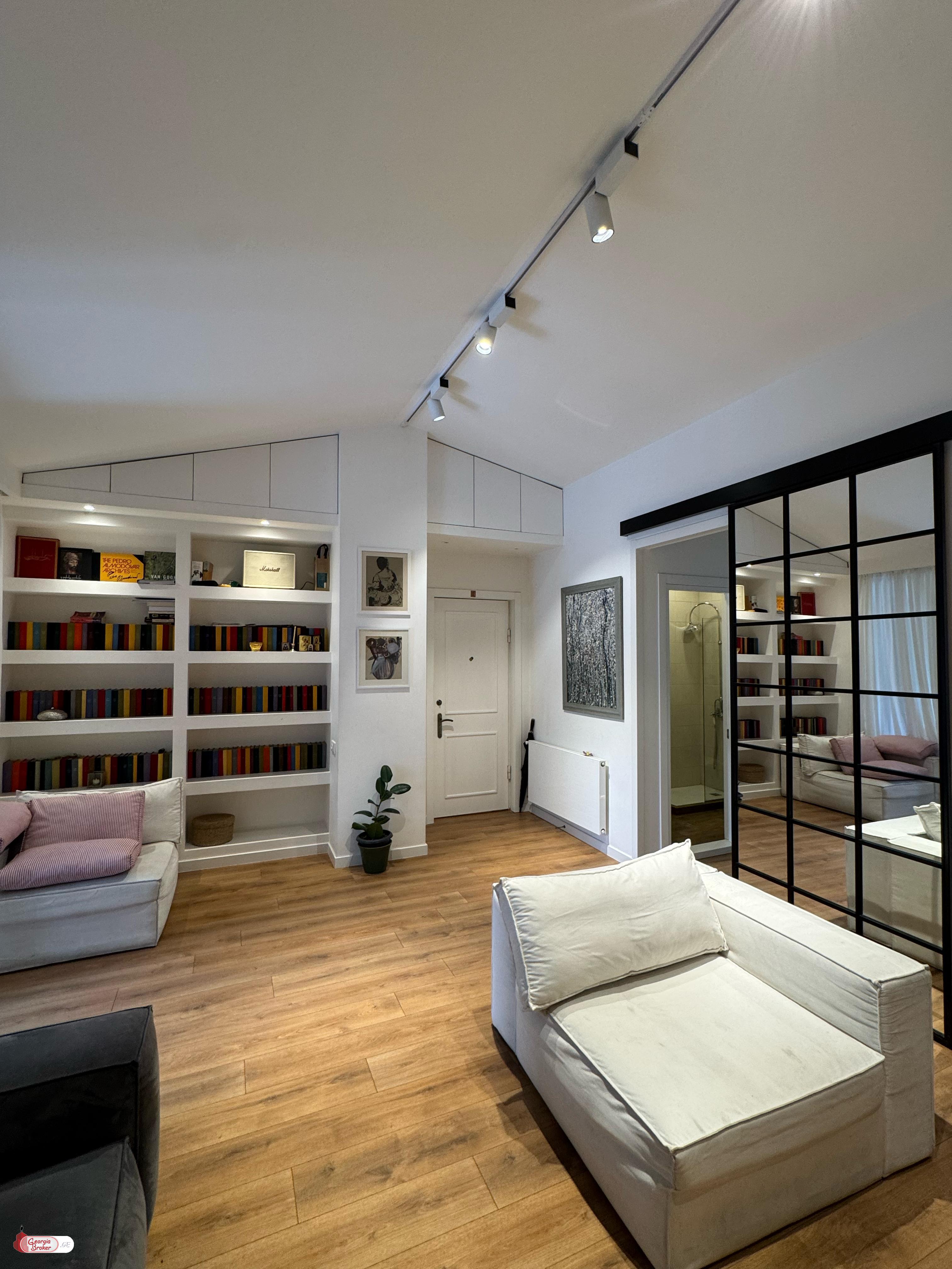 იყიდება ახალი გარემონტებული 4 ოთახიანი ბინა სოლოლაკში