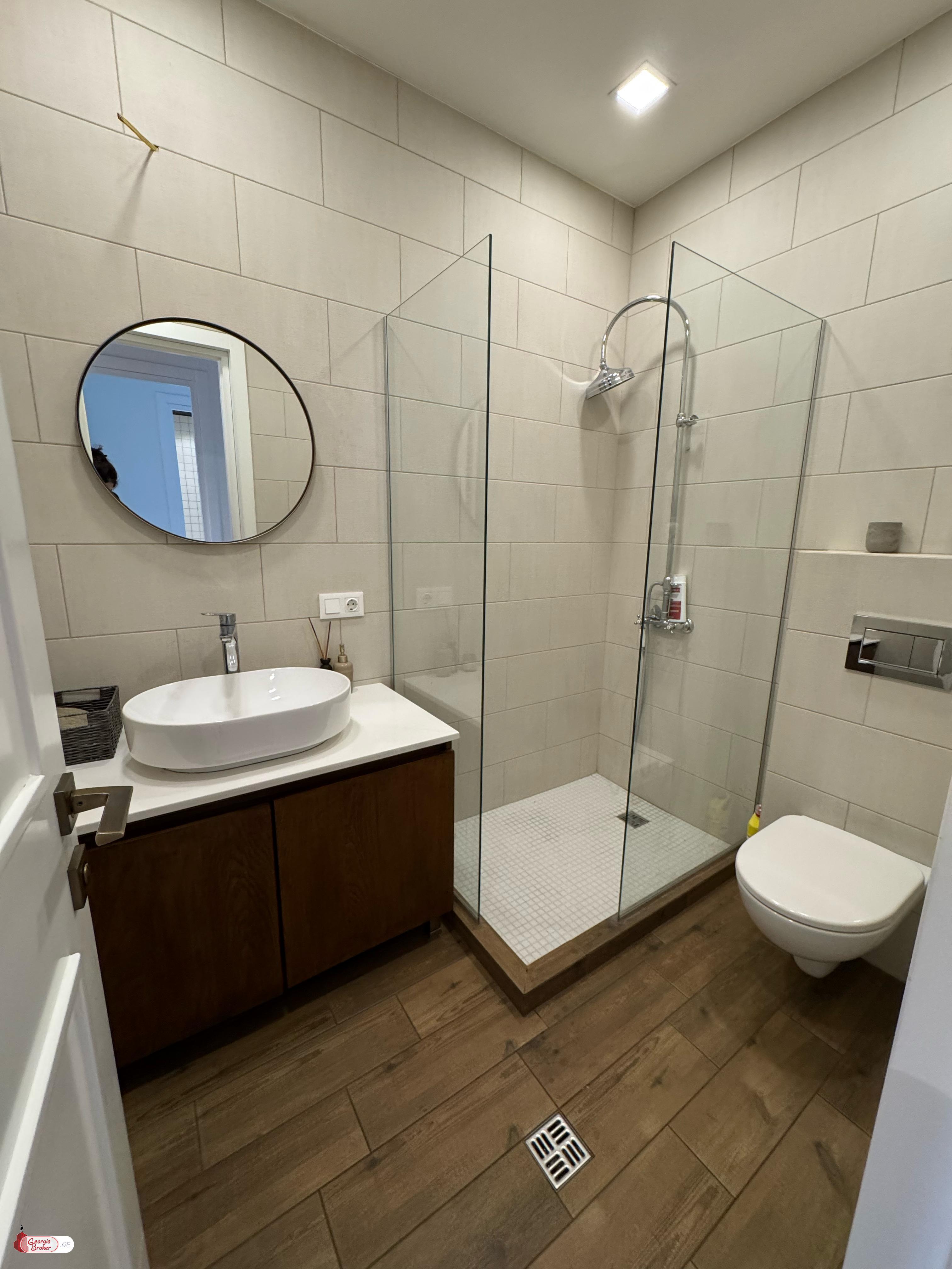 იყიდება ახალი გარემონტებული 4 ოთახიანი ბინა სოლოლაკში