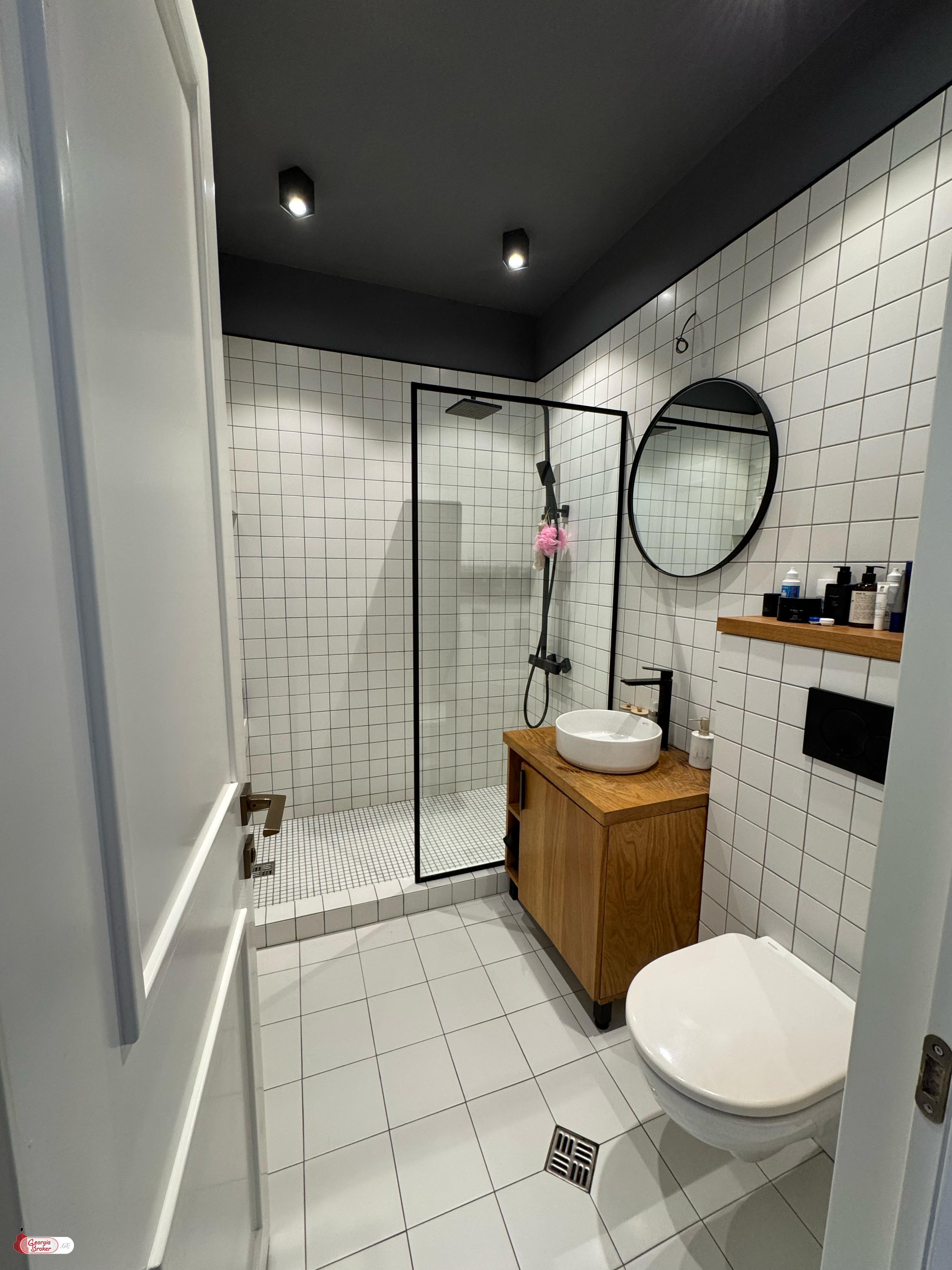 იყიდება ახალი გარემონტებული 4 ოთახიანი ბინა სოლოლაკში