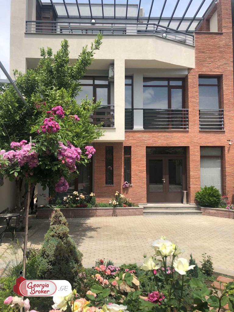 в аренду офис с новым ремонтом 9-комнат