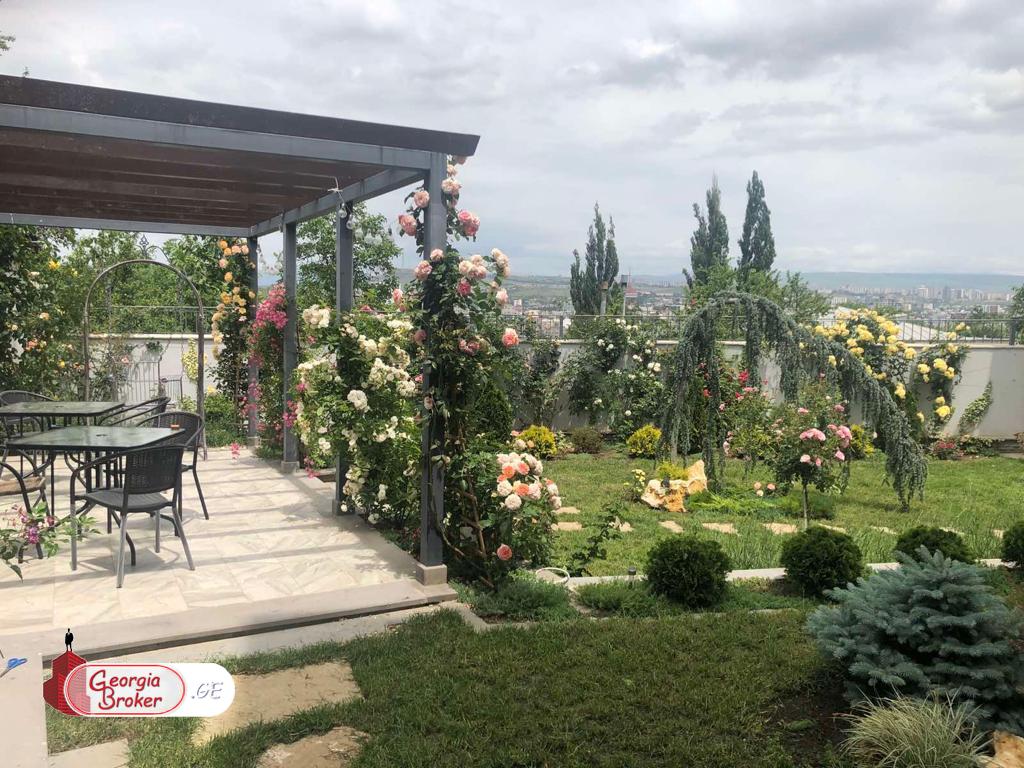 в аренду офис с новым ремонтом 9-комнат