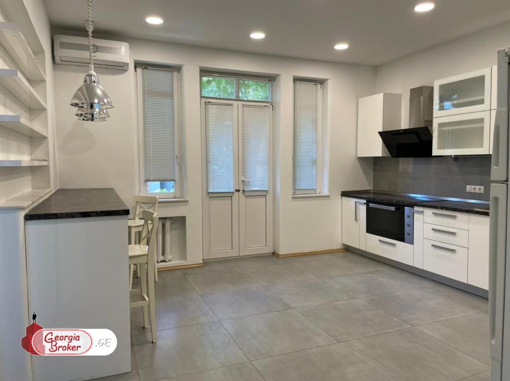 ქირავდება ახალი გარემონტებული 11 ოთახიანი სახლი საბურთალოზე