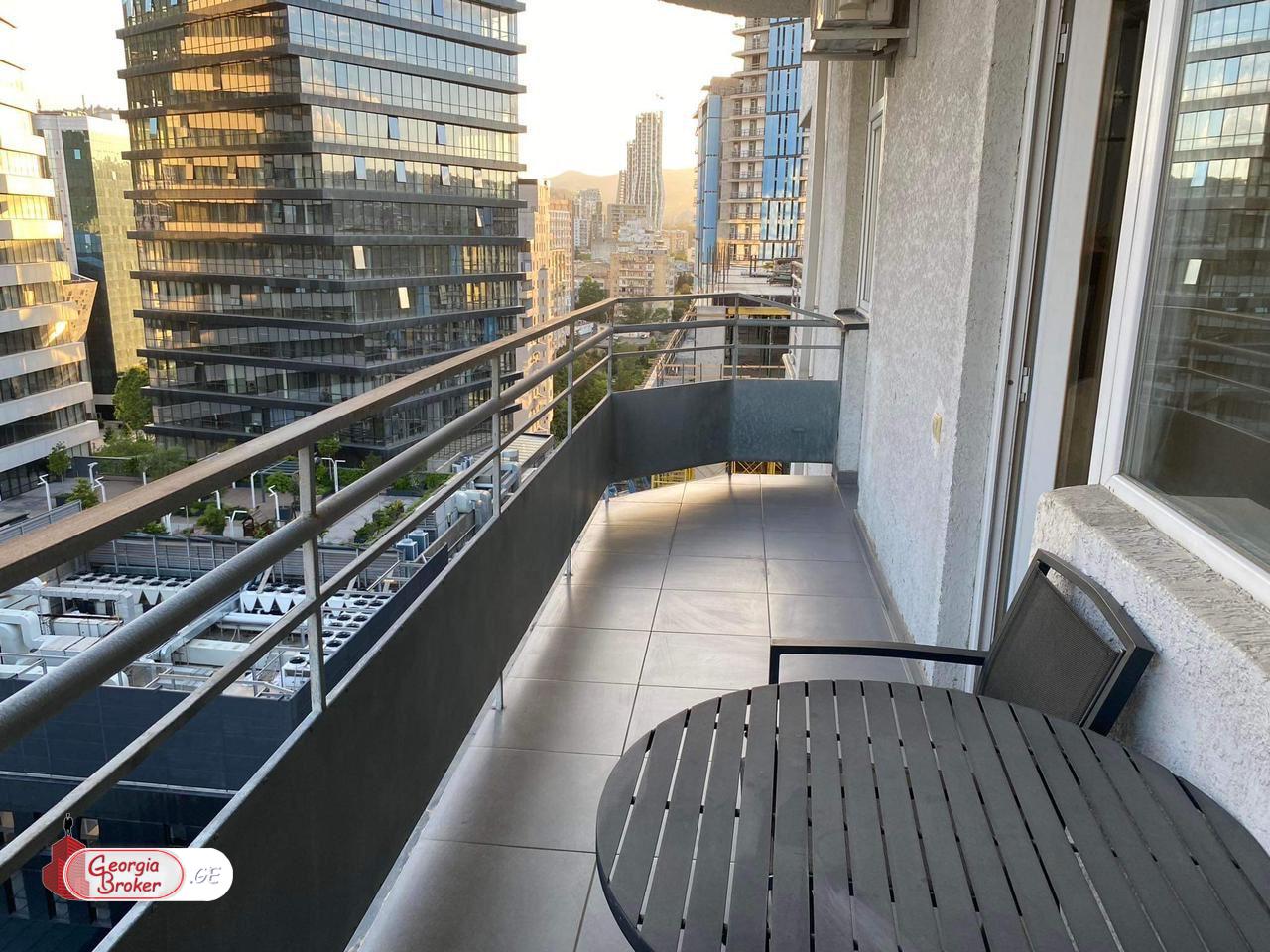 в аренду квартира с новым ремонтом 5-комнат