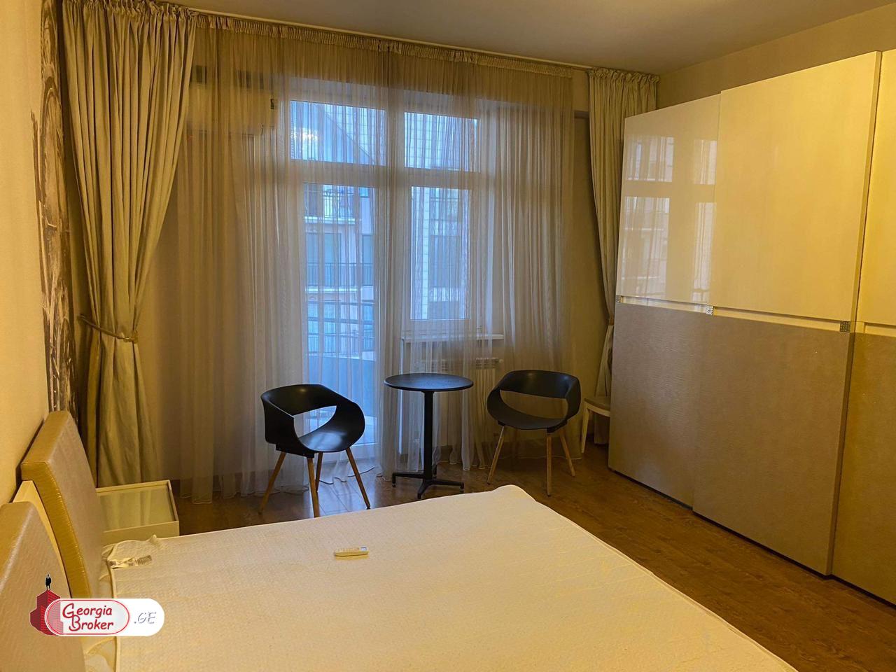 в аренду квартира с новым ремонтом 5-комнат