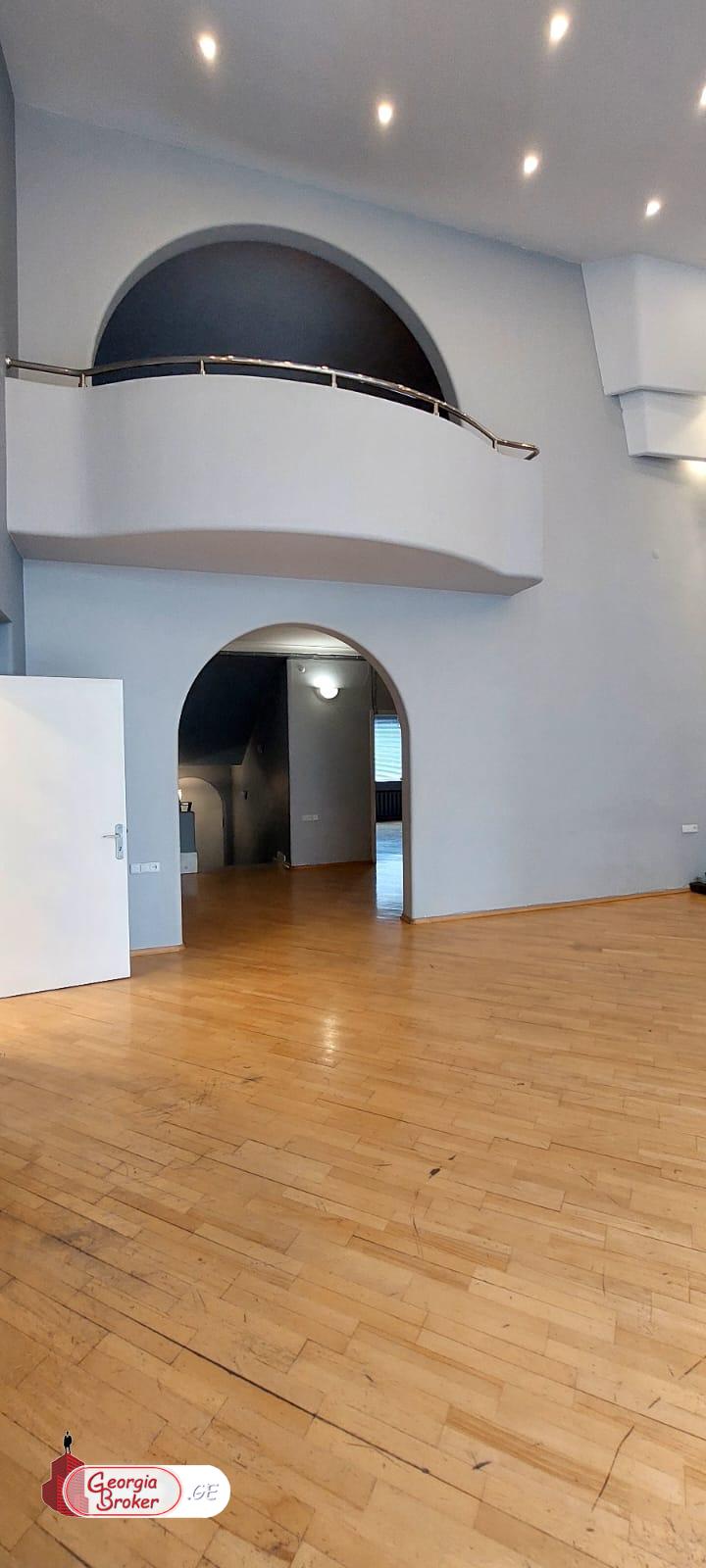 ქირავდება ახალი გარემონტებული 11 ოთახიანი სახლი საბურთალოზე