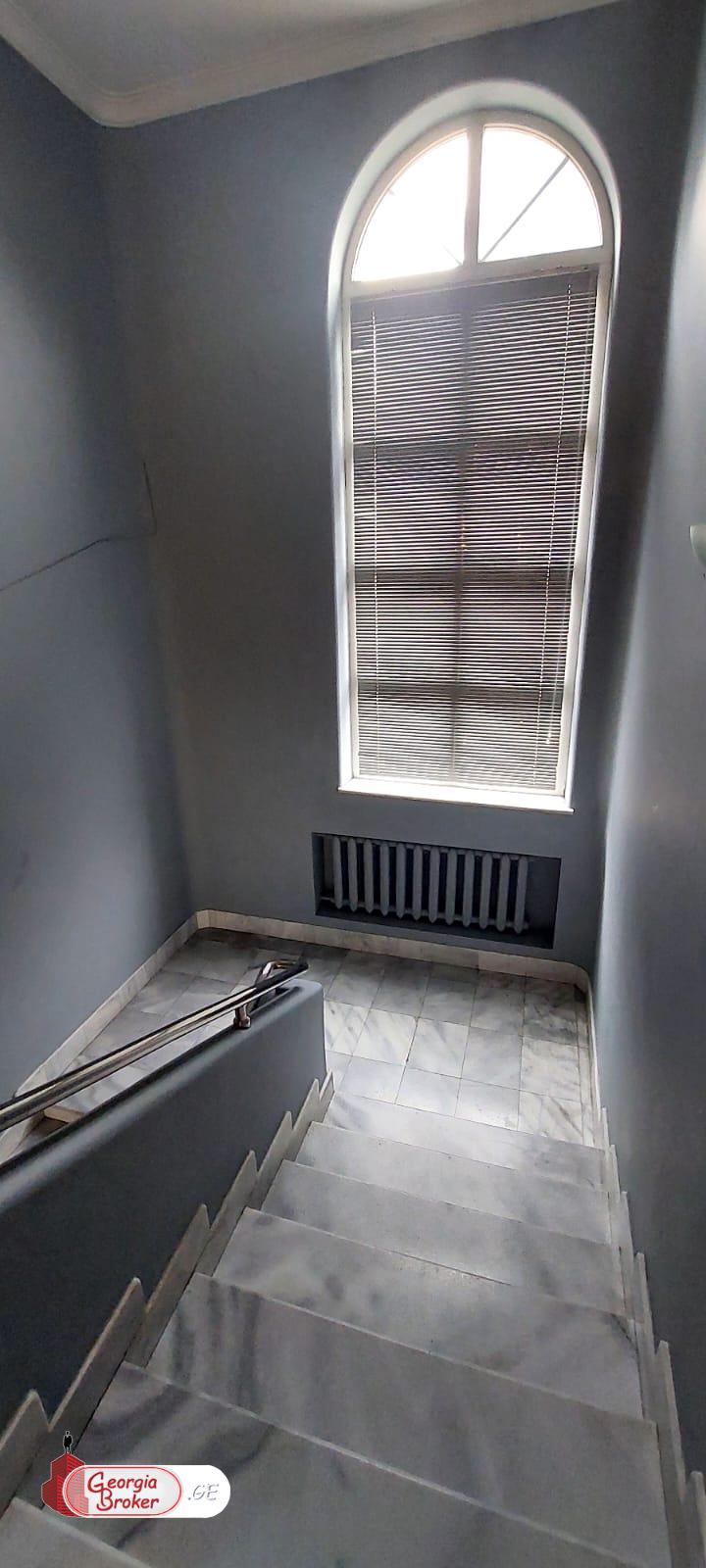 ქირავდება ახალი გარემონტებული 11 ოთახიანი სახლი საბურთალოზე