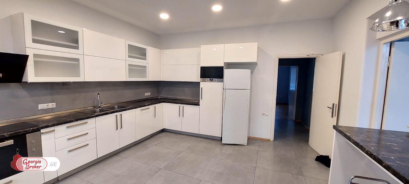 ქირავდება ახალი გარემონტებული 11 ოთახიანი სახლი საბურთალოზე