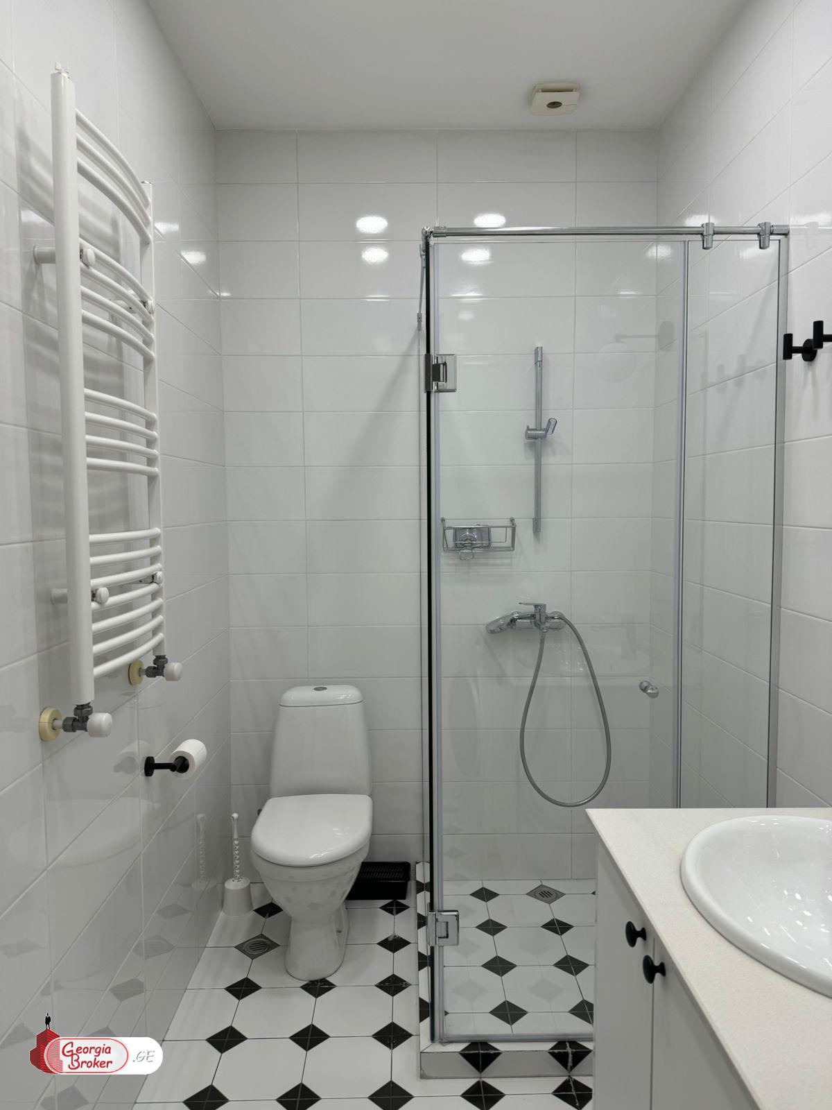 в аренду квартира с новым ремонтом 3-комнаты