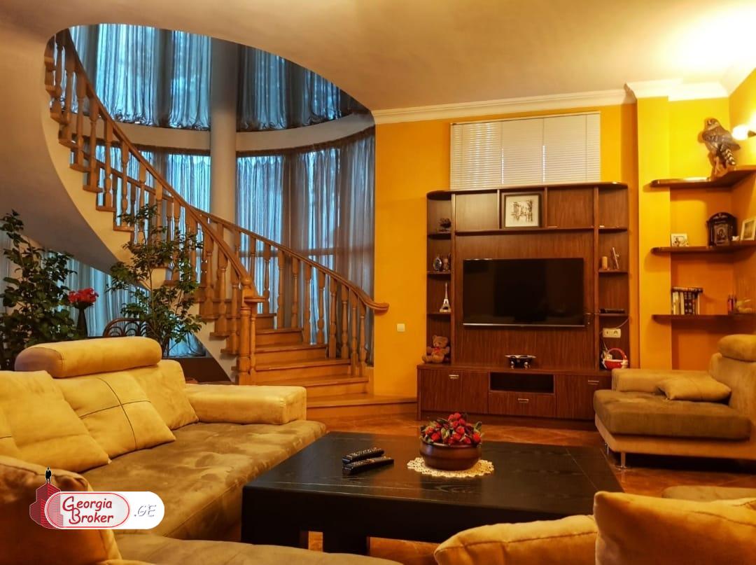 в аренду дом с новым ремонтом 8-комнат