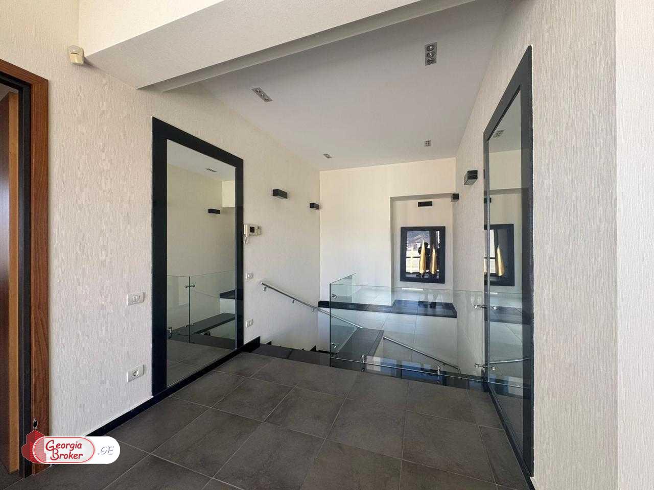 в аренду квартира с новым ремонтом 6-комнат