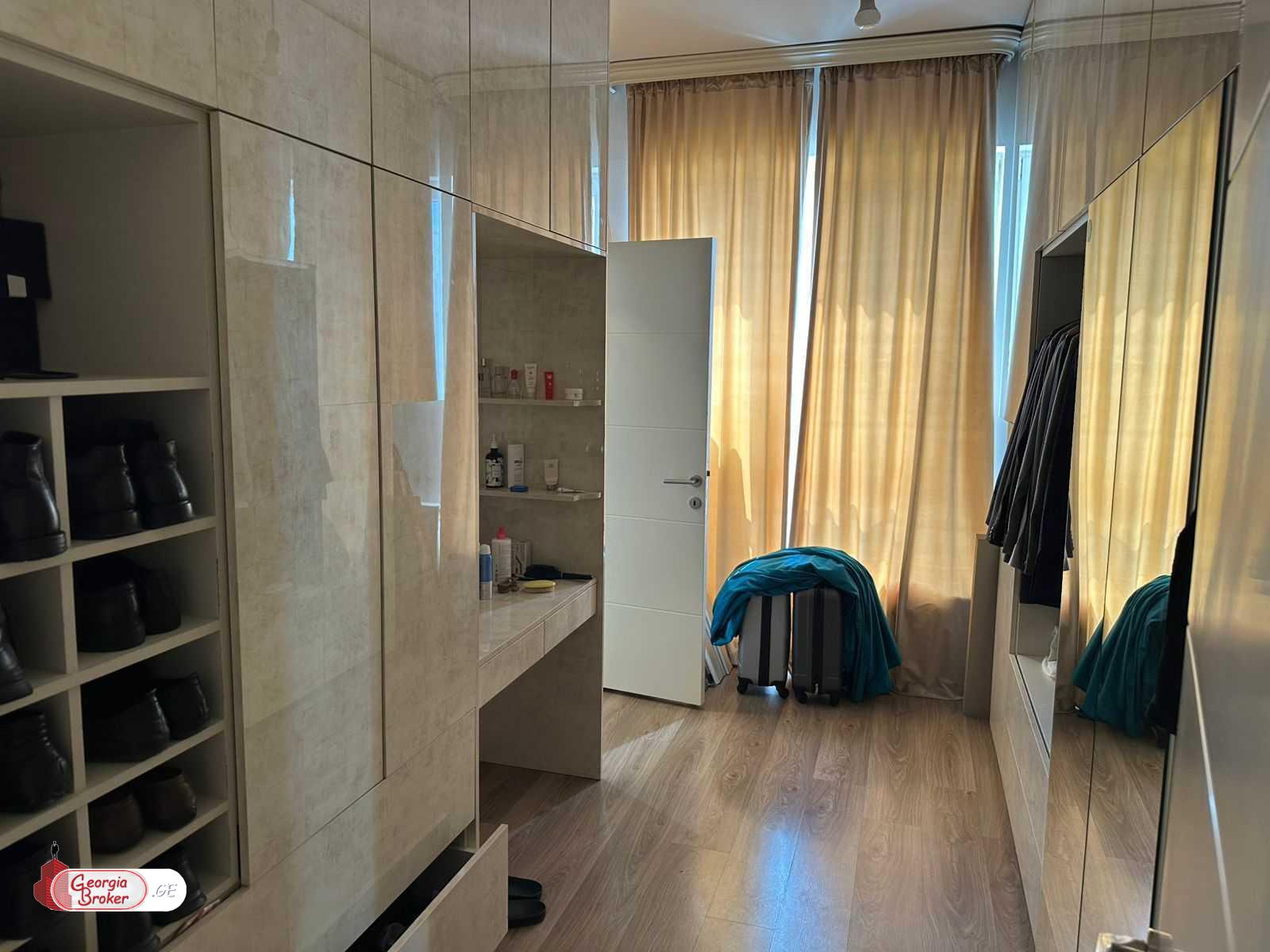 იყიდება ახალი გარემონტებული 7 ოთახიანი ბინა   "მწვანე ალმასში"