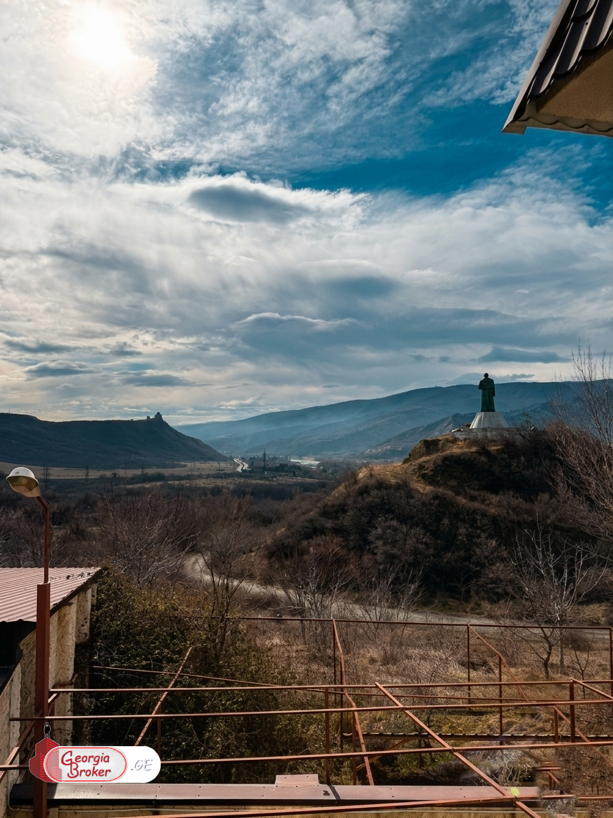 იყიდება ახალი გარემონტებული 14 ოთახიანი  რეზიდენცია წიწამურში