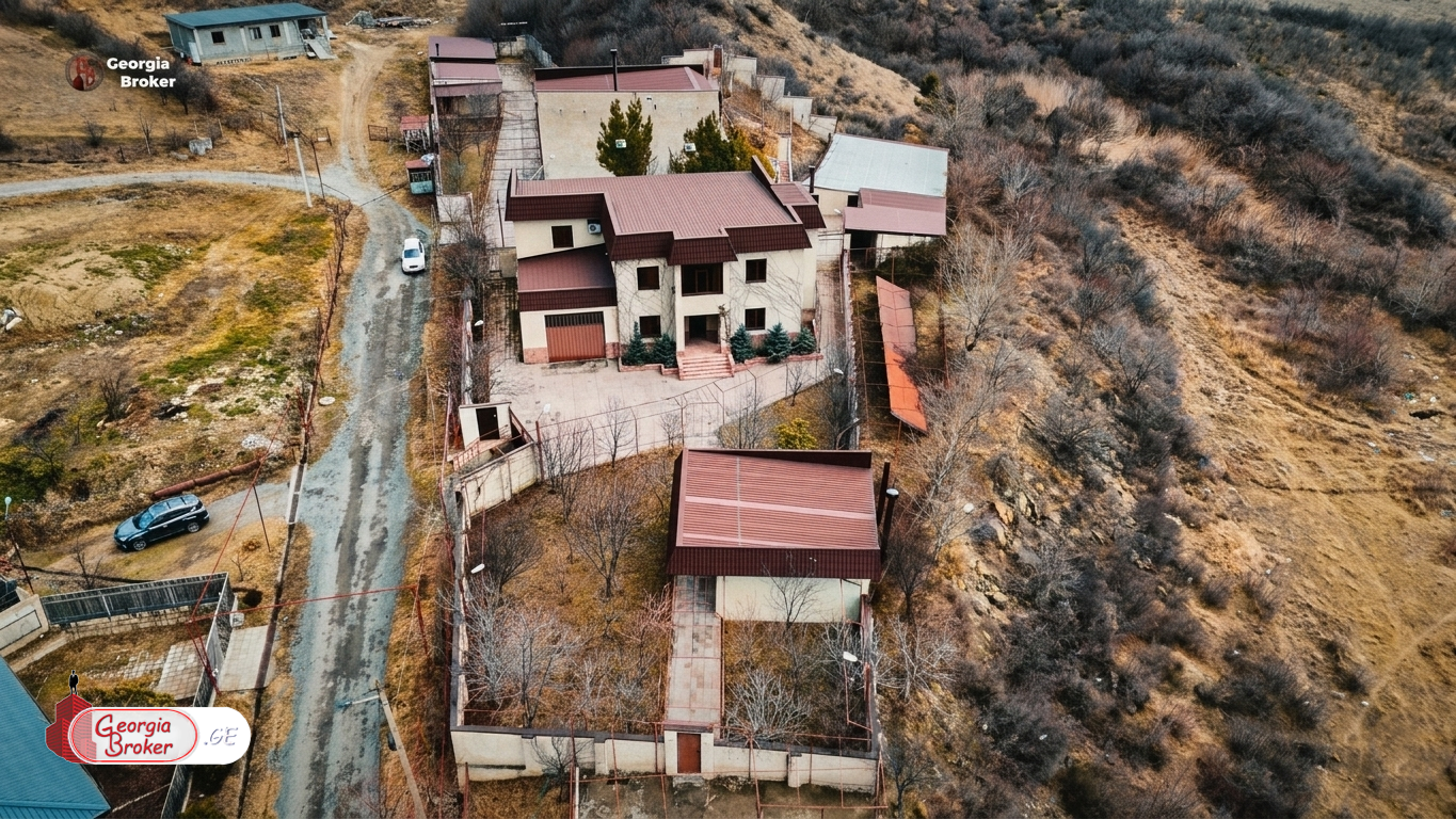 იყიდება ახალი გარემონტებული 14 ოთახიანი  რეზიდენცია წიწამურში