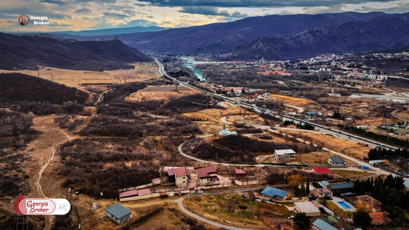 იყიდება ახალი გარემონტებული 14 ოთახიანი  რეზიდენცია წიწამურში