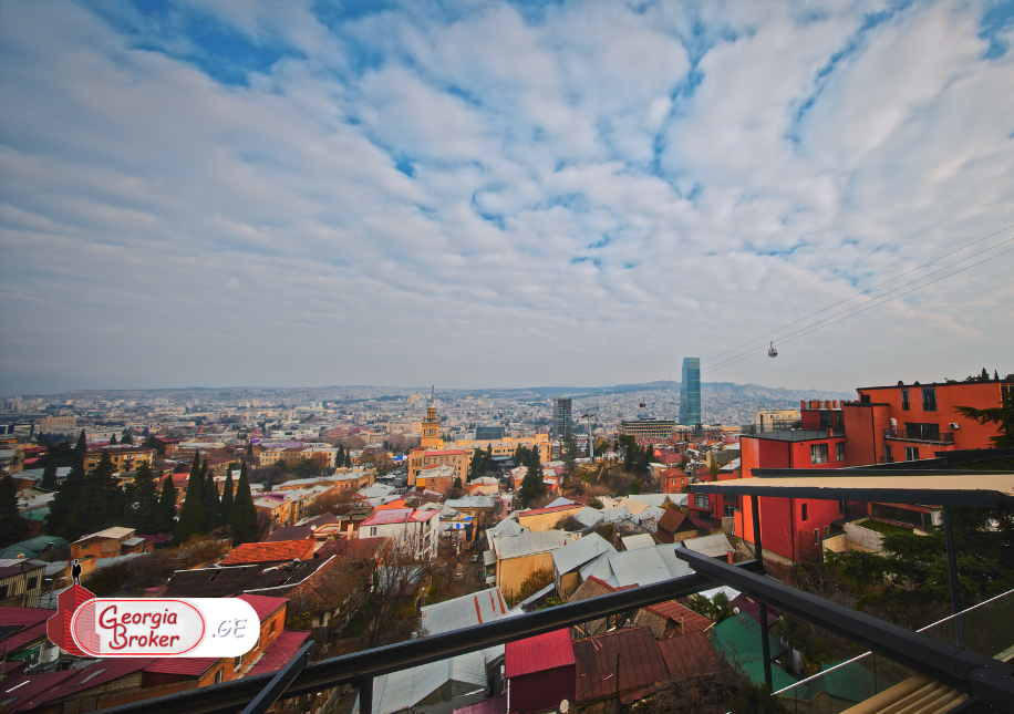 იყიდება ახალი აშენებული 5 ოთახიანი ბინა მთაწმინდაზე