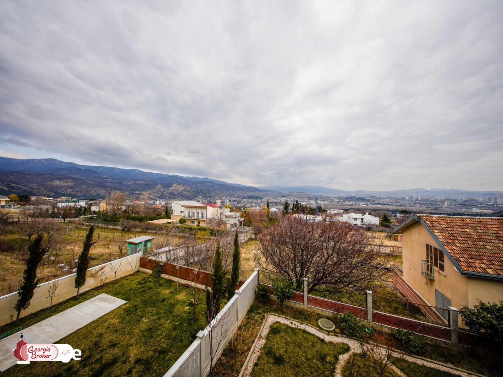 იყიდება ახალი გარემონტებული 9 ოთახიანი სახლი ქოშიგორაზე