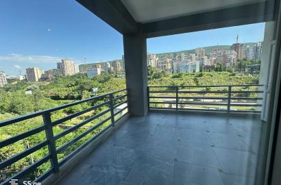 იყიდება ახალი გარემონტებული 5 ოთახიანი ბინა  ვაკეში