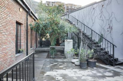 ქირავდება ახალი გარემონტებული 7 ოთახიანი სახლი მეტრო რუსთაველთან