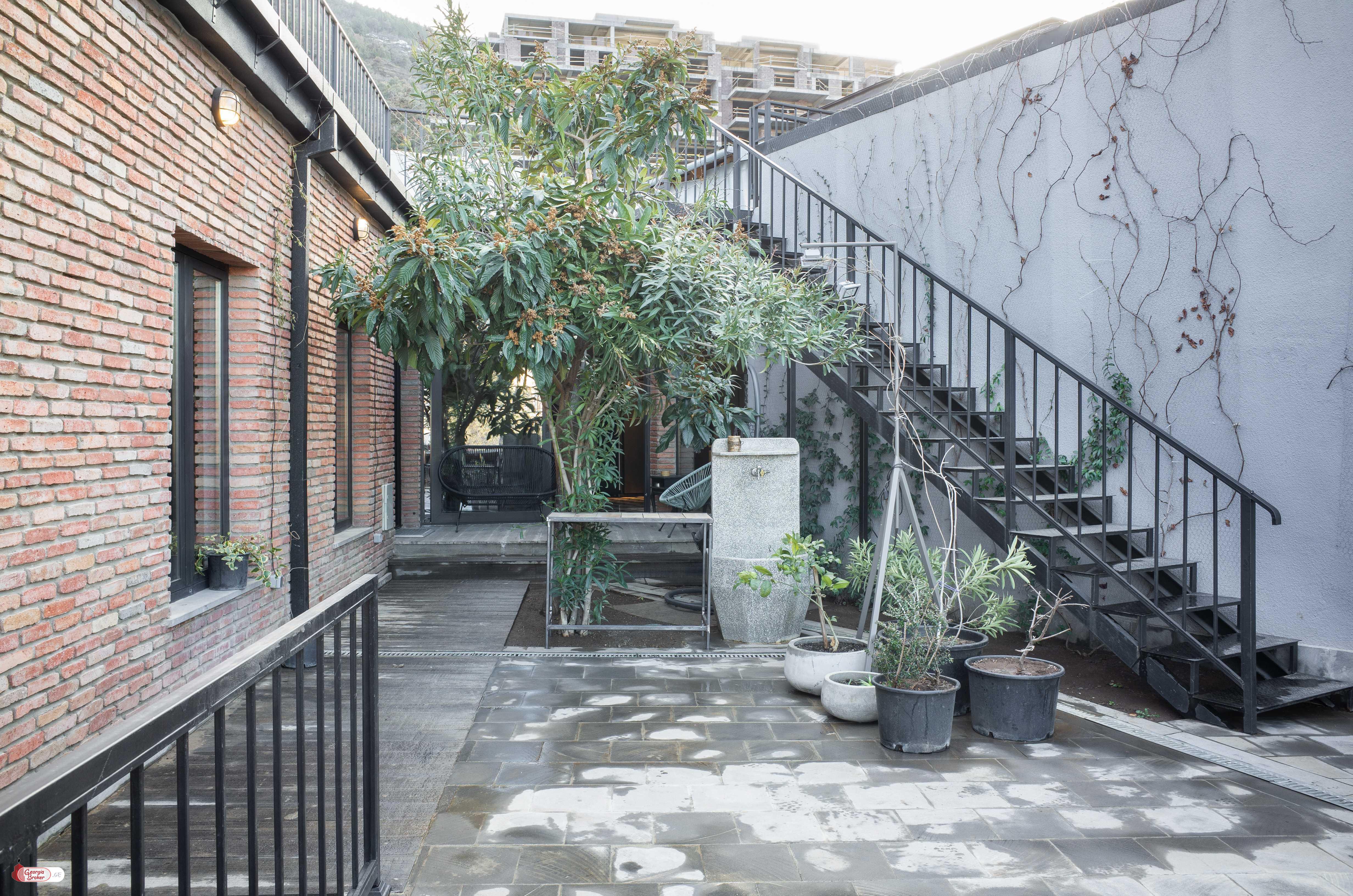 ქირავდება ახალი გარემონტებული 7 ოთახიანი სახლი მეტრო რუსთაველთან